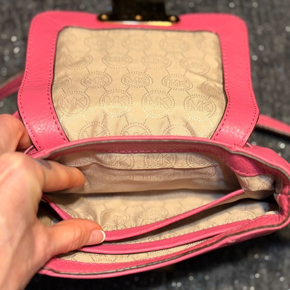 ๐ธ ๐๐ข๐๐ก๐๐๐ฅ ๐๐จ๐ซ๐ฌ Charlton Crossbody in Peony โ Small & Stunning! ๐ - Picture 9 of 12